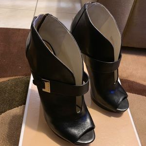 Micheal Kors Guiliana Peep Toe Bootie. Size 9 1/2M